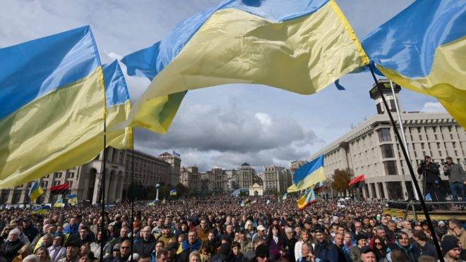 Manifestantes protestam em Kiev contra maior autonomia a territórios separatistas, parte do plano para encerrar o conflito com a Rússia, 6 de outubro de 2019