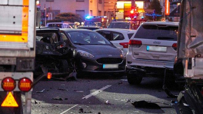 Rua do centro de Limburg, Alemanha, após um motorista ter atingido vários carros com um caminhão roubado
