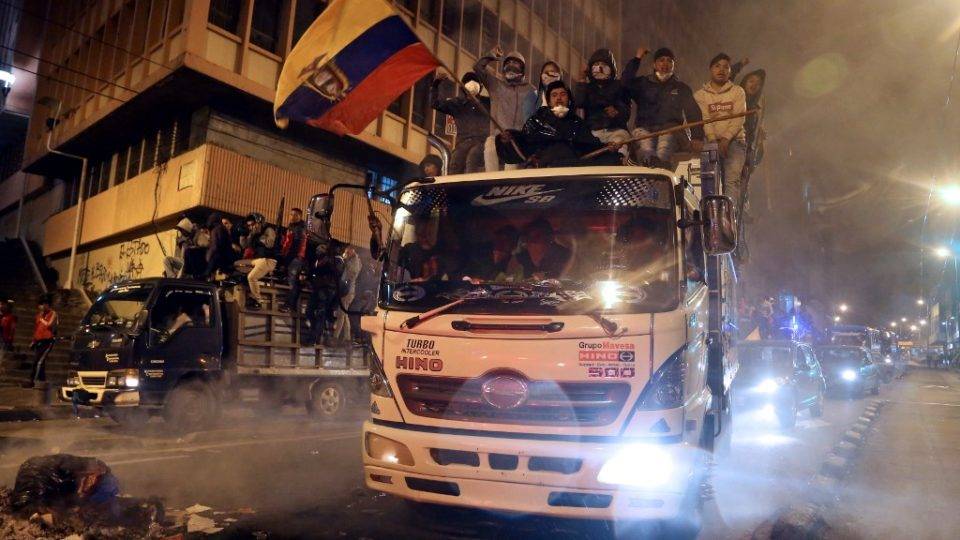 Presidente do Equador acusa Maduro e Correa de tentar desestabilizar seu governo Trabalhadores e indígenas chegam à praça Santo Domingo em Quito, 7 de outubro