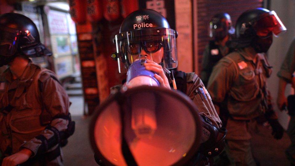 Polícia de Hong Kong se posicionando perto de uma manifestação