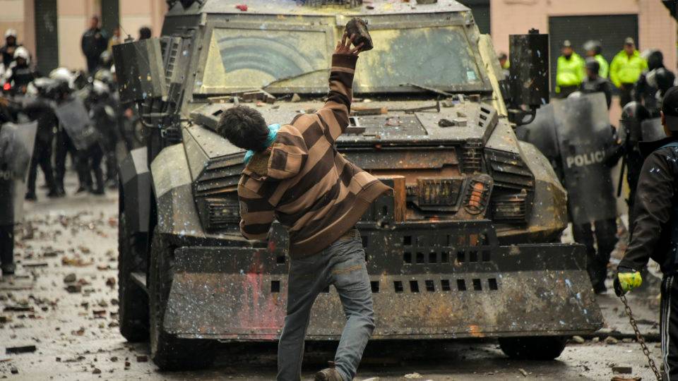 Manifestantes entram em confronto com a polícia de choque, em Quito, Equador