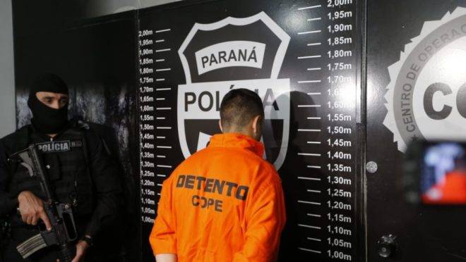 Suspeito de assaltar joalheria foi preso em um hotel de alto padrão em Curitiba.