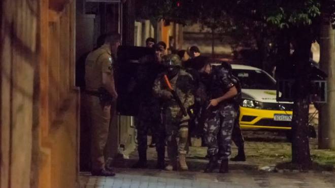Policiais invadem imóvel onde estava o atirador: informações dos snipers foram fundamentais para a ocorrência acabar sem vítimas.