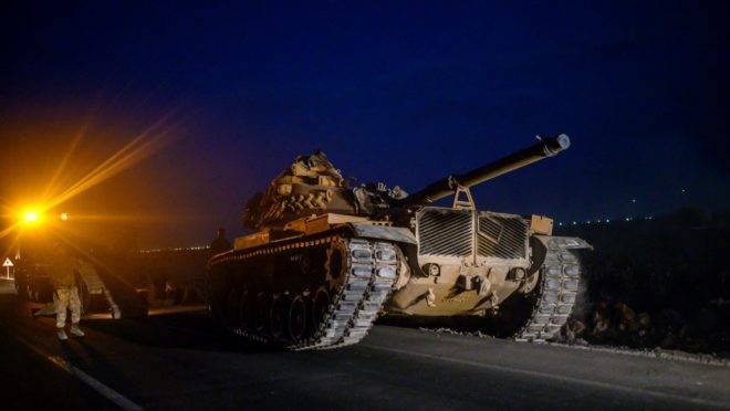 Tanque do exército turco segue para fronteira com a Síria, 8 de outubro de 2019