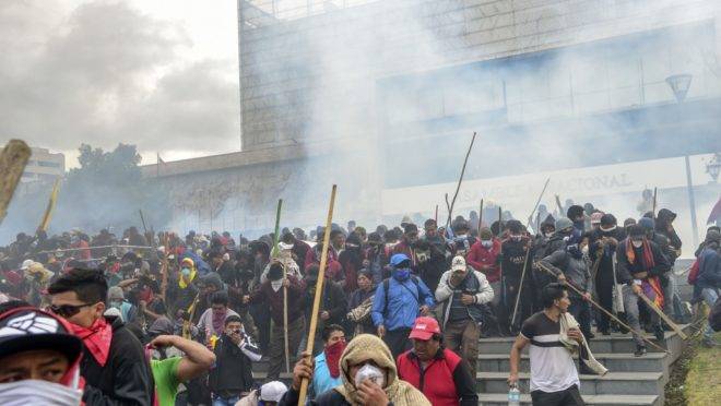 Manifestantes são dispersados da assembleia nacional pela polícia de choque em Quito, Equador, 8 de outubro de 2019