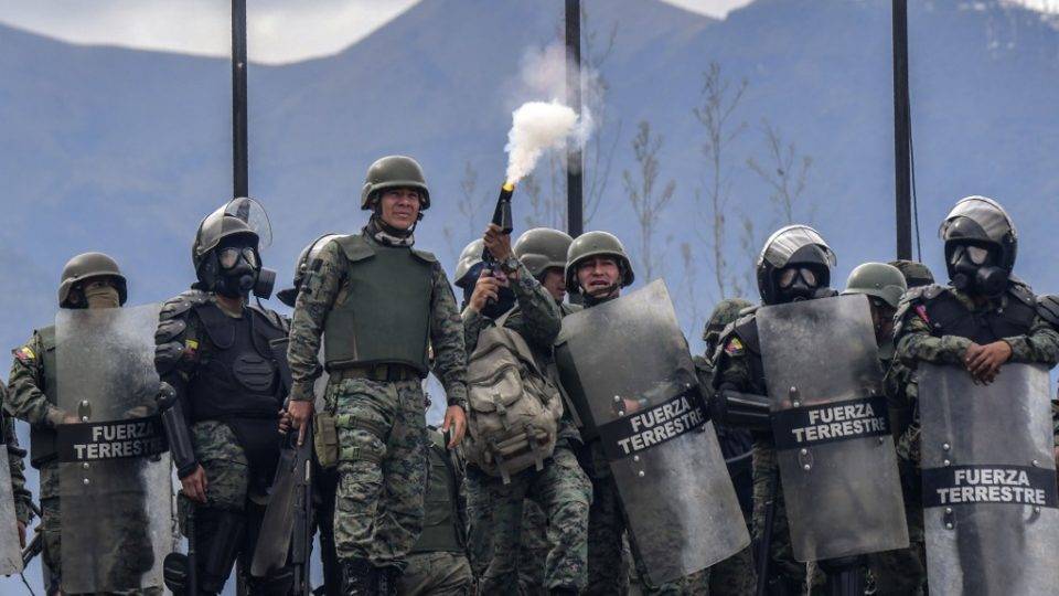 Brasil e mais seis países rechaçam “toda ação” de Maduro para “desestabilizar” democracias Polícia de choque atira gás lacrimogêneo para dispersar manifestantes na Assembleia Nacional, em Quito, Equador, 8 de outubro de 2019