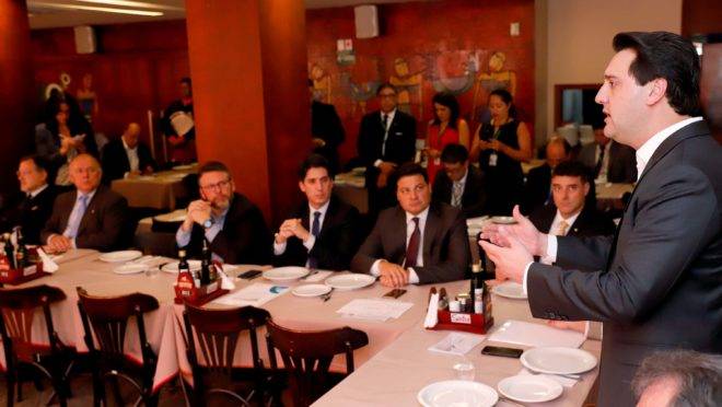 Governador Ratinho Junior (PSD) reunido com a bancada federal do Paraná em Brasília, na terça-feira (8/10)