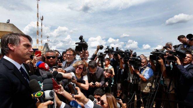Jair Bolsonaro durante coletiva com jornalistas. Presidente já sinalizou diversas vezes que pretende cortar publicidades estatais veiculadas na imprensa.