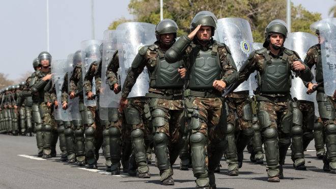 Desfile militar no Dia do Soldado, em Brasília.