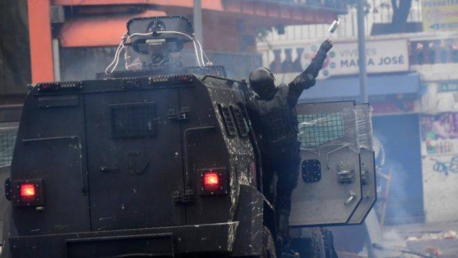 Polícia de choque usa gás lacrimogêneo para dispersar manifestantes durante confrontos perto da Assembleia Nacional em Quito, Equador, 8 de outubro de 2019