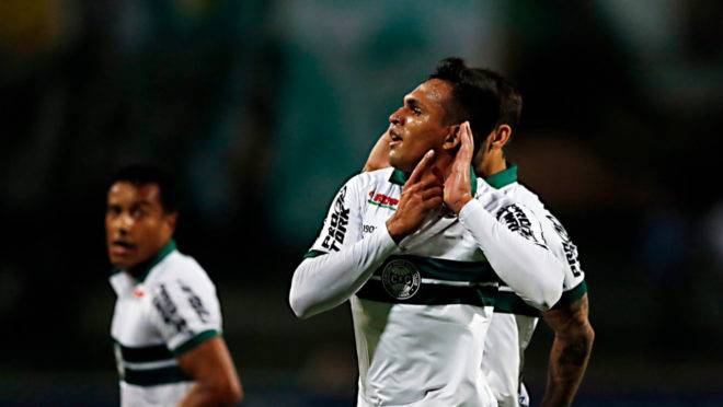 Robson comemora gol da vitória sobre o Guarani com a mão em uma das orelhas