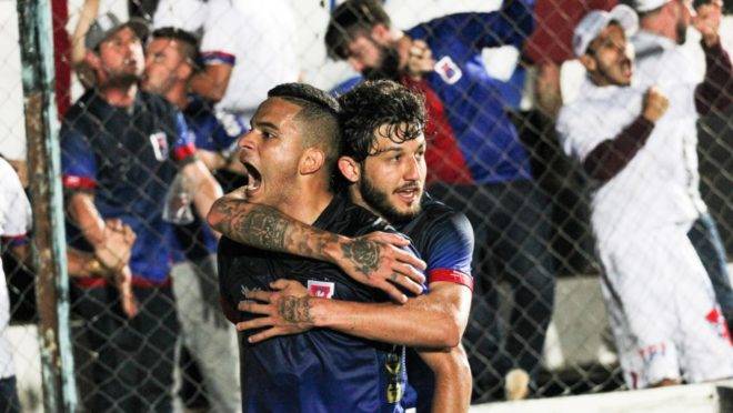 Bruno Rodrigues e Fernando Neto comemoram o gol com a torcida paranista em Ponta Grossa. Foto: Josué Teixeira/Gazeta do Povo