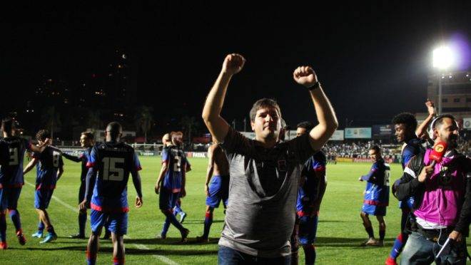 Técnico Matheus Costa comemora com o resto do time e a torcida visitante. Foto: Josué Teixeira/Gazeta do Povo