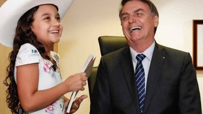 Encontro da jornalista mirim Esther Castilho com Bolsonaro estava previsto na agenda oficial
