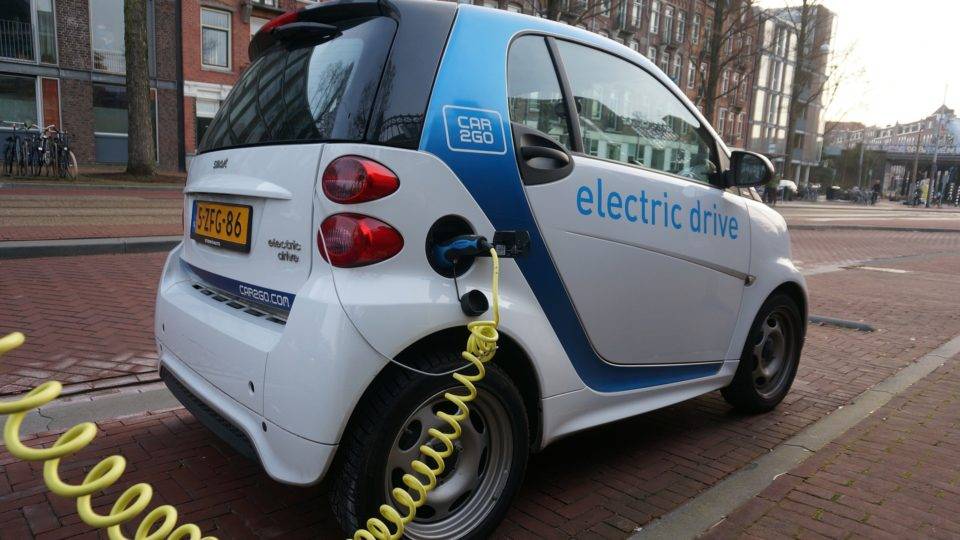 Problemas na cadeia de produção e eficiência dos carros "normais" mostram que carros elétricos não são a solução para todos os nossos problemas.