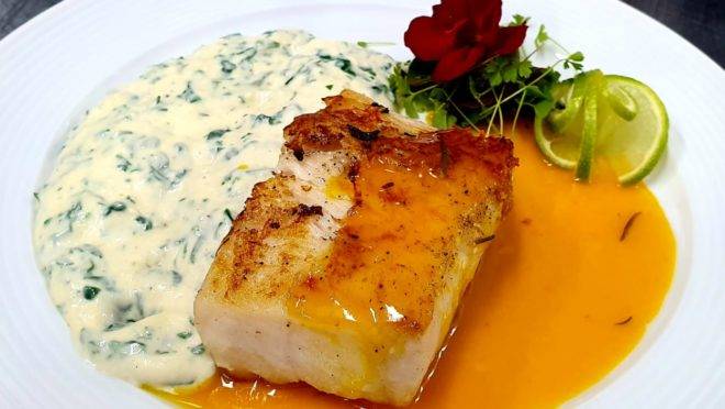 Lombo de pescada amarela ao molho de tangerina, com creme de espinafre – uma das sugestões do menu especial de jantar do Euro Bistrô.