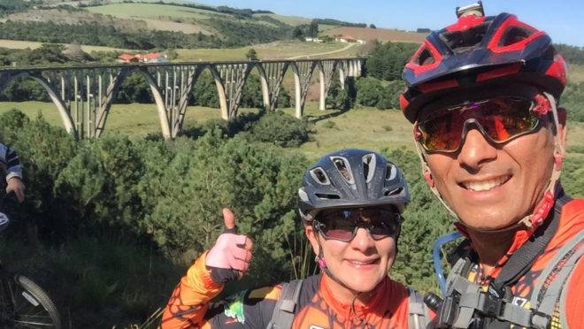 Casal de ciclistas pretende pedalar 3 mil quilômetros para ajudar escola de alunos especiais.
