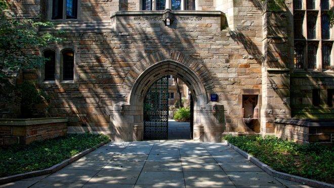 Os intelectuais formados em instituições de prestígio, como Harvard e Yale (foto), trabalham para desacreditar nosso passado e demolir nosso futuro.