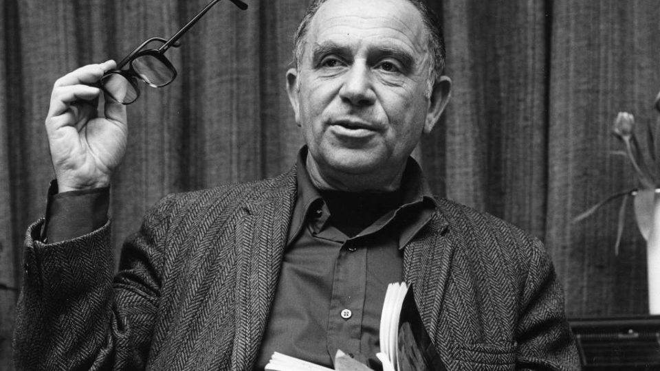 Considerado o poeta nacional de Israel, Yehuda Amichai foi traduzido em mais de 40 idiomas. "Terra e paz" é seu primeiro livro publicado no Brasil.