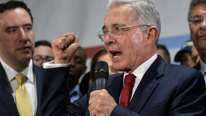 Ex-presidente da Colômbia (2002-2010) e atual senador Alvaro Uribe fala a apoiadores após depoimento na Suprema Corte de Justiça, 8 de outubro de 2019