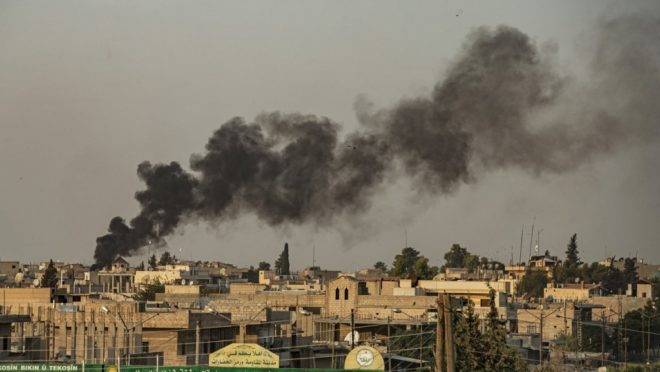 Coluna de fumaça é avistada após bombardeio da Turquia na cidade de Ras al-Ain, Síria, 9 de outubro de 2019