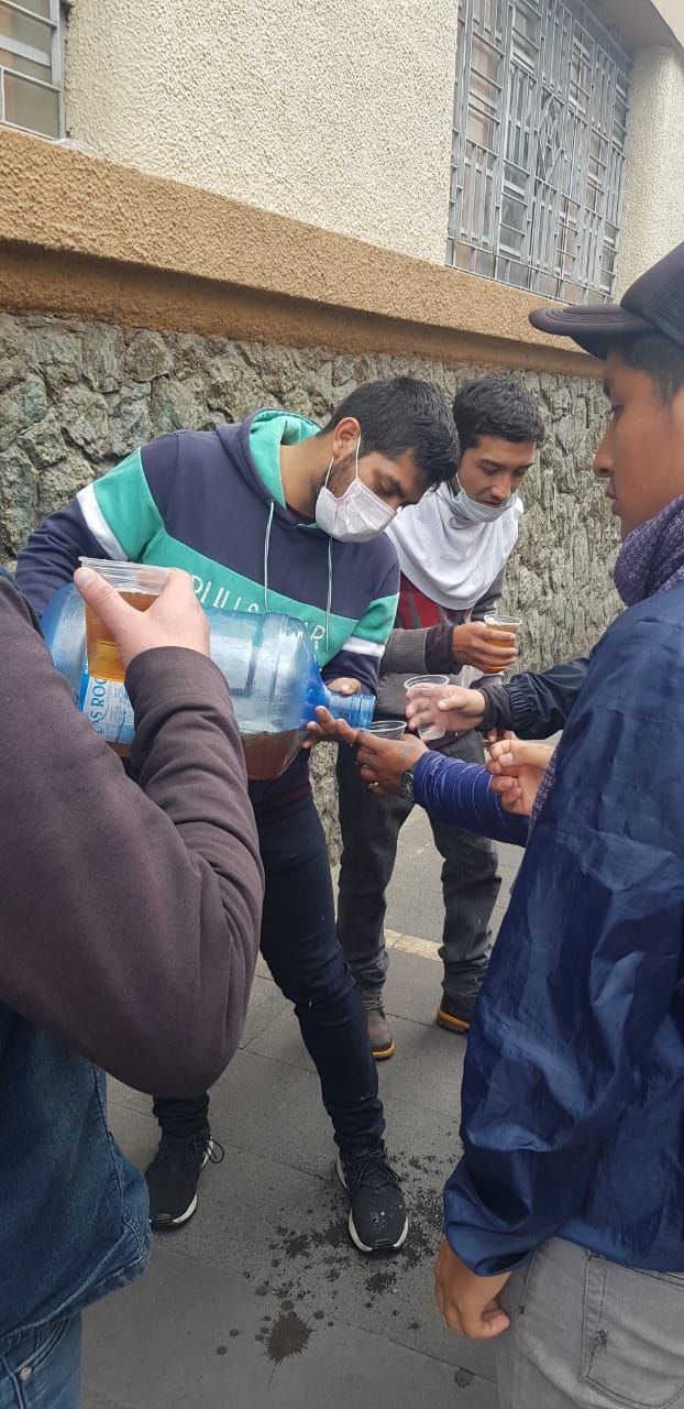 Manifestantes distribuem suco e sanduíches durantes protestos no centro de Cuenca, Equador, 9 de outubro de 2019