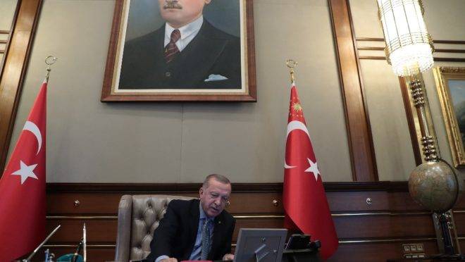 O presidente da Turquia, Recep Tayyip Erdogan, anuncia lançamento de ofensiva contra forças curdas no norte da Síria, 9 de outubro de 2019, em Ancara