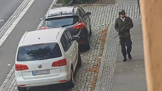 Imagem de vídeo feito por um estúdio mostra homem armado nas ruas de Halle, Alemanha, 9 de outubro