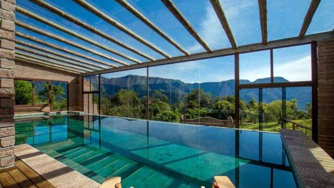 O hotel tem apenas 10 chalés e fica na Serra do Faxinal, a 8 km de Praia Grande.