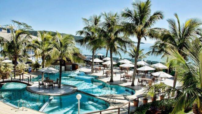 Para quem prefere praia, o destino mais distante selecionado é o Hotel Vila do Farol, em Bombinhas (SC), que oferece hospedagem cortesia para as crianças neste fim de semana.