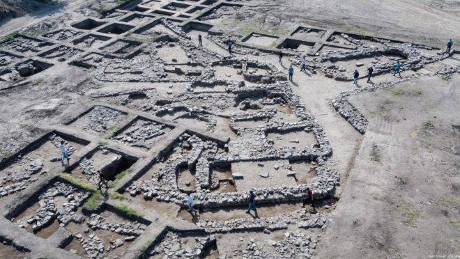 Cerca de 6 mil habitantes moravam nessa que é a maior cidade descoberta
por escavações em Israel e região .