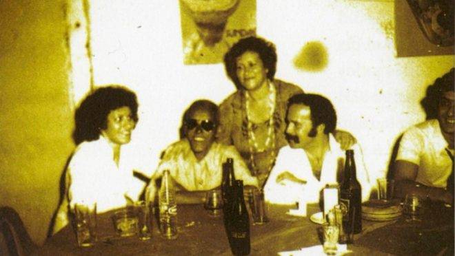 Cartola com amigos tomando cerveja morna em Curitiba.