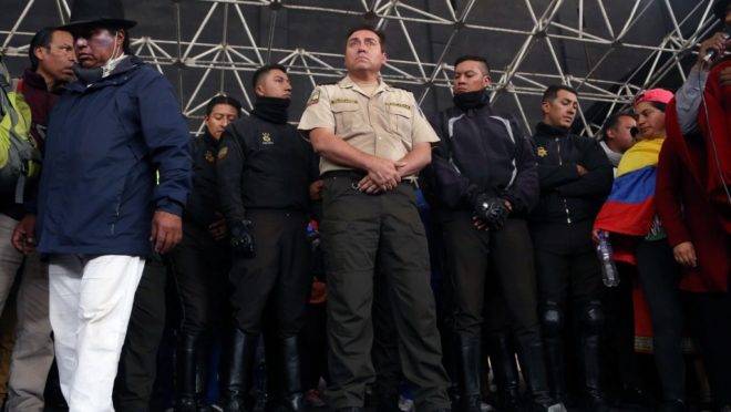 Oito policiais que são mantidos reféns por manifestantes indígenas são apresentados na Casa de Cultura em Quito, Equador, 10 de outubro de 2019