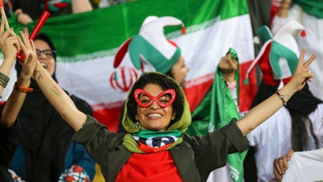 Iranianas são autorizadas a assistir partida de futebol pela 1ª