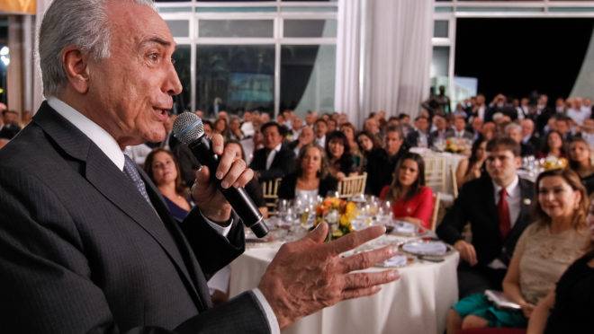 Michel Temer em um dos jantares promovidos pela Presidência da República com a base parlamentar no Congresso às custas do contribuinte.