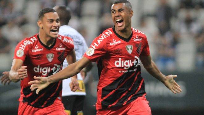 Erick comemora o segundo gol do Athletico. Foto: HENRIQUE BARRETO/FUTURA PRESS/ESTADÃO CONTEÚDO