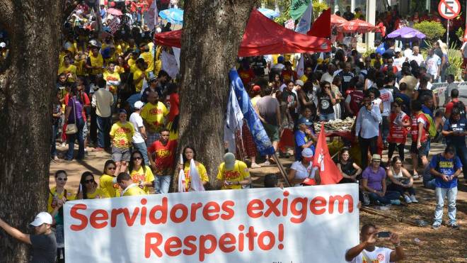 Servidores públicos federais, em protesto em 2015, em Brasília: número de aposentadorias está batendo recorde em 2019