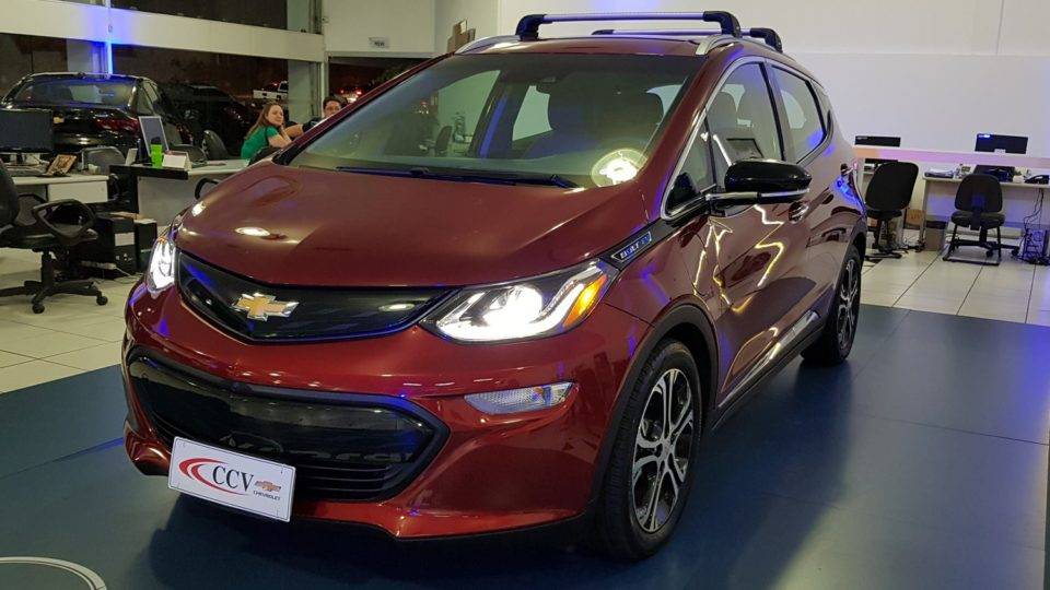 GM Bolt chega às lojas, mas só para pré-venda e test drive e com novo preço A concessionária CCV é a primeira loja de Curitiba a mostrar o Bolt no showroom. Foto: Renyere Trovão/ Gazeta do Povo