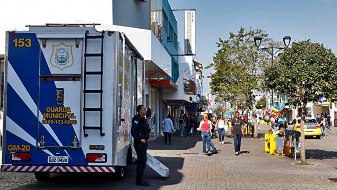 Guardas municipais fazem vigilância em área centra de São José dos Pinhais