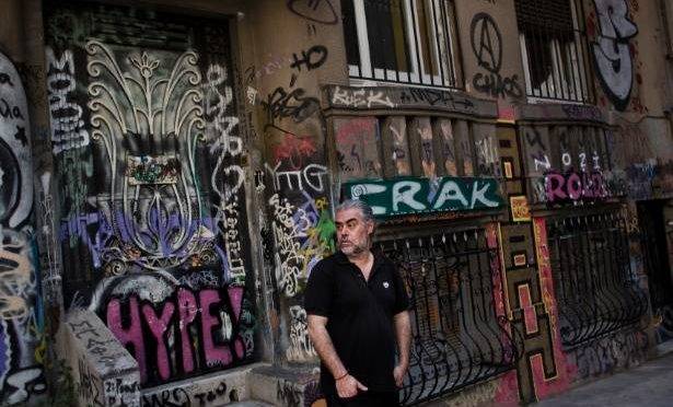 Tasos Sagris membro do grupo grego anarquista, Void Network, no bairro de Exarchia em Atenas (Fonte UOL)
