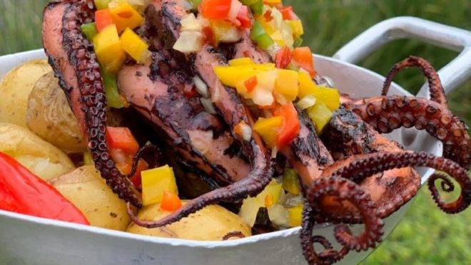 Polvo na brasa, batatas e vinagrete – atração principal deste sábado no restaurante Olivença Cozinha Ibérica.