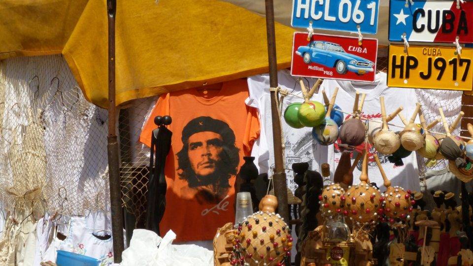 10 coisas que você precisa saber antes de vestir uma camiseta do Che Guevara Che Guevara não era herói. Por isso, pense duas vezes antes de colocar uma camiseta do Che Guevara na sua lista de presentes de Natal este ano.