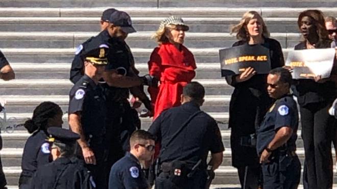 Jane Fonda é detida durante protesto sobre mudanças climáticas em Washington