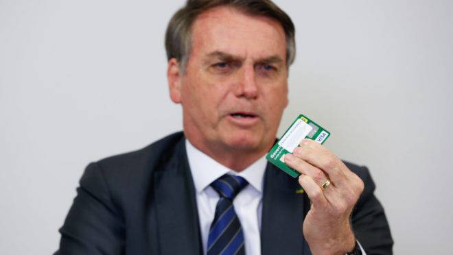 Em live nas redes sociais no dia 8 de agosto, o presidente Jair Bolsonaro prometeu abrir o sigilo do seu cartão corporativo. Mas até agora nada.