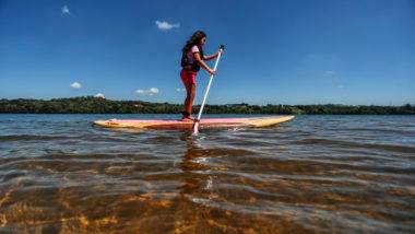 Gosta de esporte aquático? Parque de Curitiba tem stand up, canoa havaiana e caiaque Há cinco anos, Passaúna Paddle Club anima dias quentes dos curitibanos com esportes aquáticos.