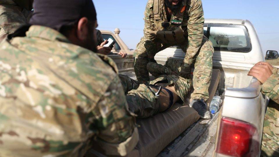 Bombardeio aéreo da Turquia contra um comboio ocorreu neste domingo (13). Grupo era composto por opositores da ofensiva no norte da Síria e jornalistas