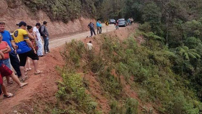 Caminhonete que levava 30 pessoas despencou em ribanceira na PR-092.