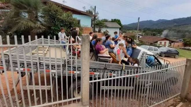 Caminhão levava 30 pessoas quando caiu em ribanceira, algumas delas iam em cadeiras plásticas na carroceria.