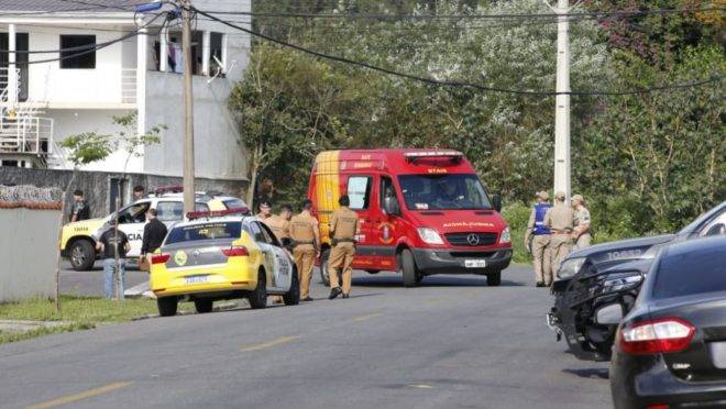Além da PM, uma ambulância do Siate ficou de prontidão na ocorrência do policial que tentou se matar.