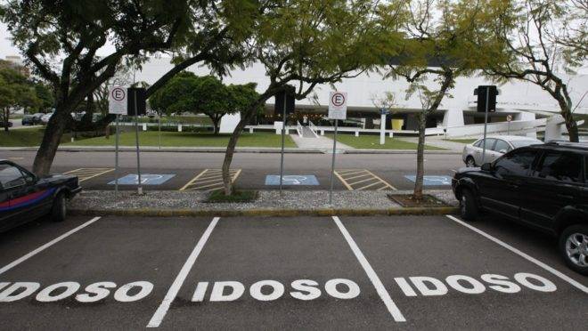 Vagas para idosos em estacionamento.
